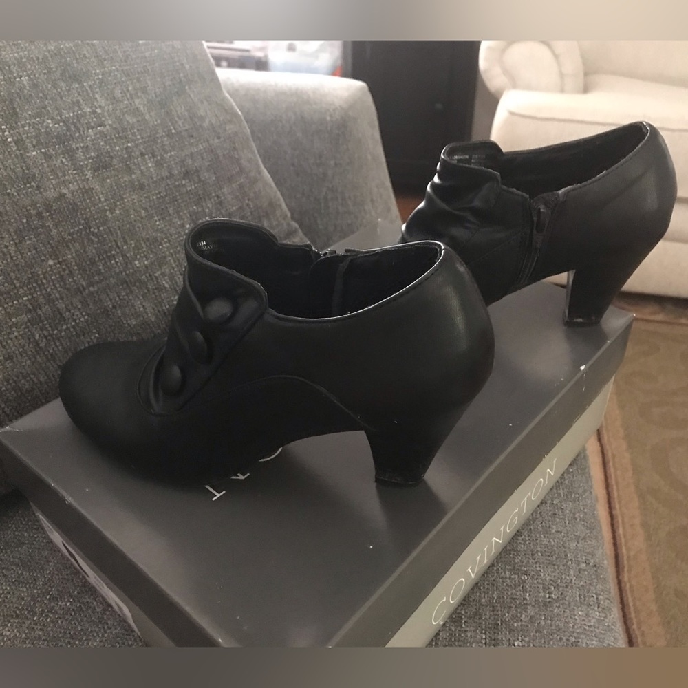 Size 8 Covington Boots in black